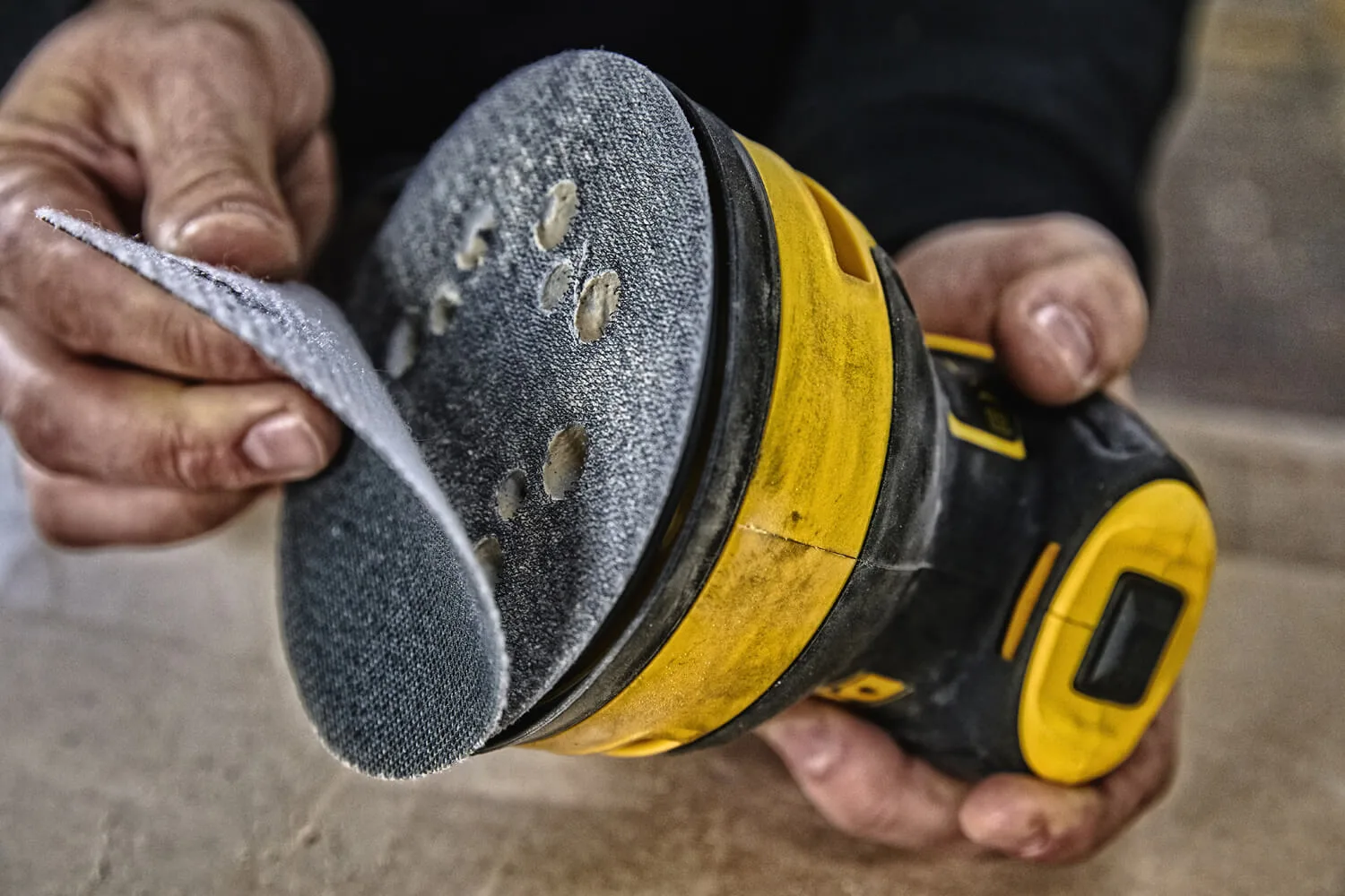 Эксцентриковая шлифмашина DeWalt DWE6423