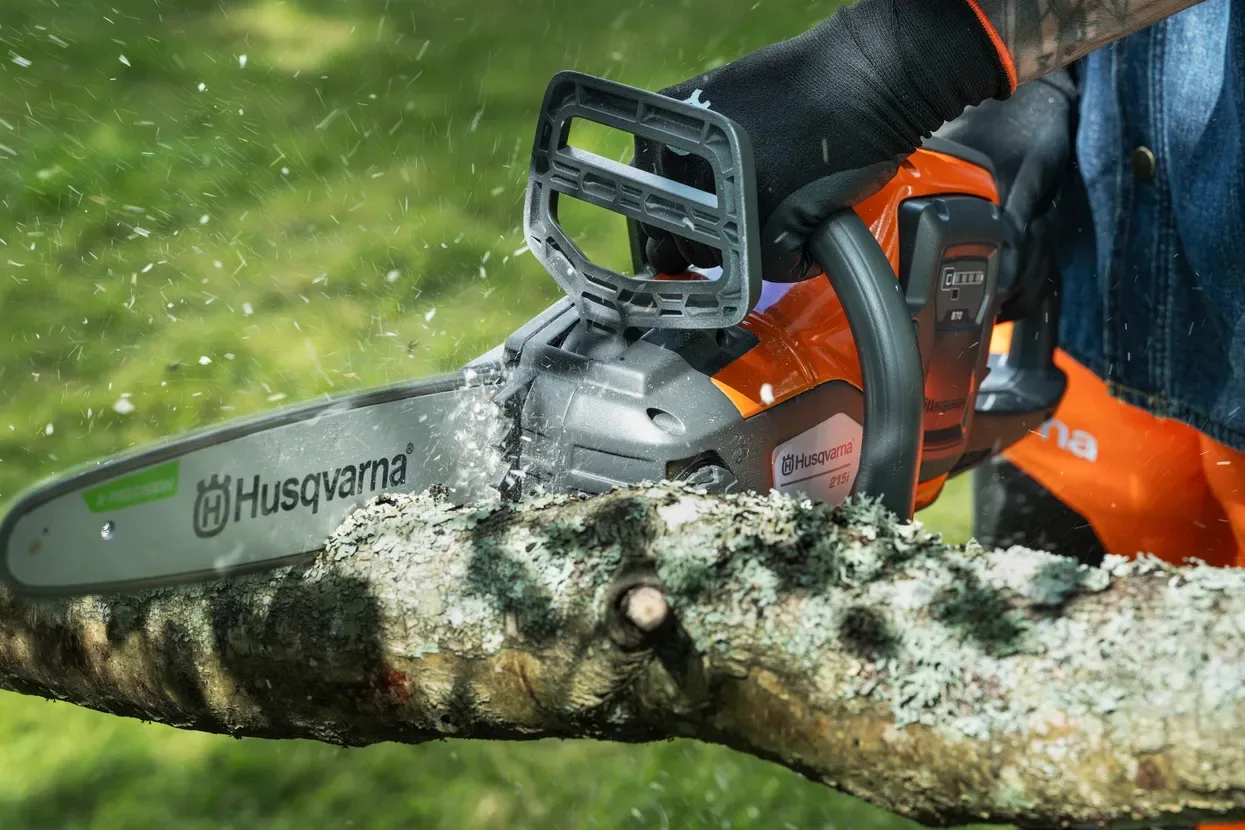 Пила Husqvarna 215i KIT (АКБ+ЗП)