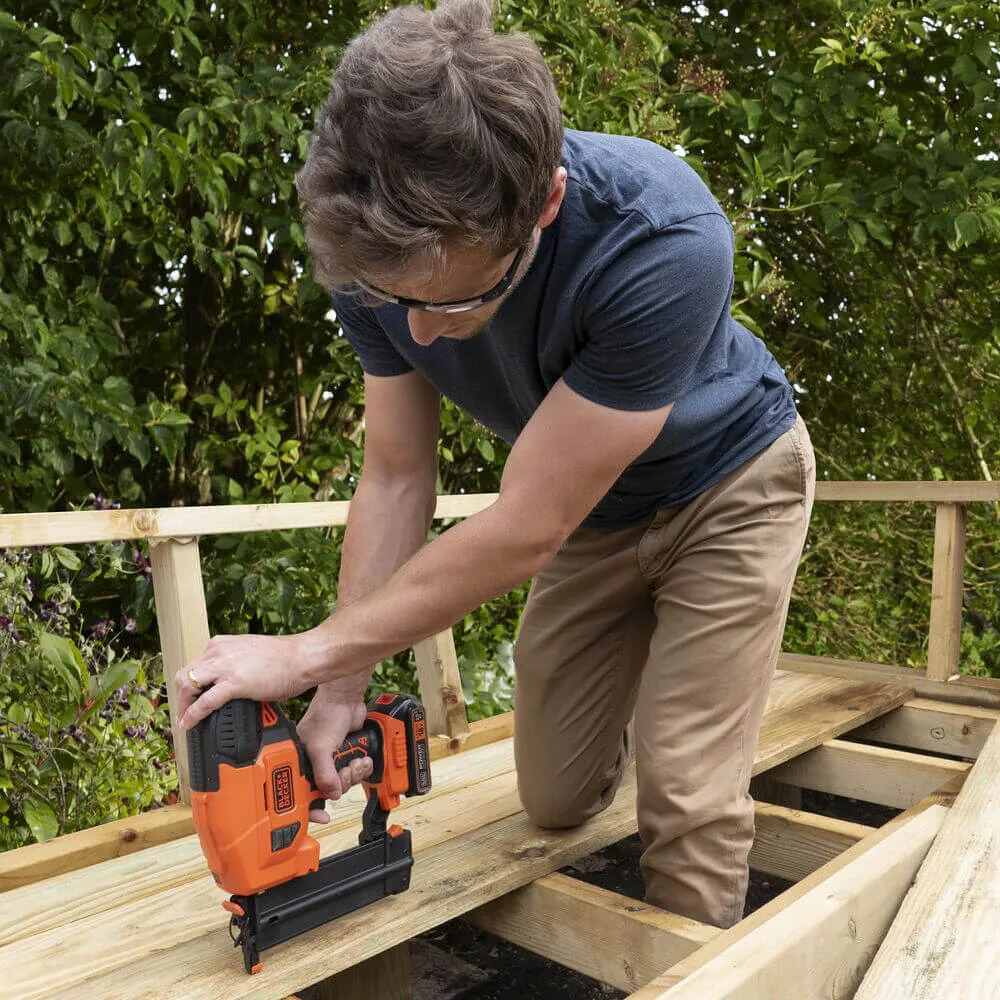 Пистолет для забивания гвоздей BLACK+DECKER BCNG01N