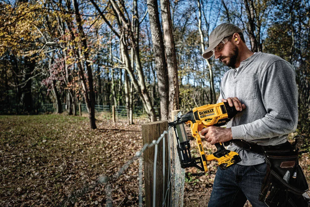 Аккумуляторный бесщеточный степлер DeWALT DCFS950N