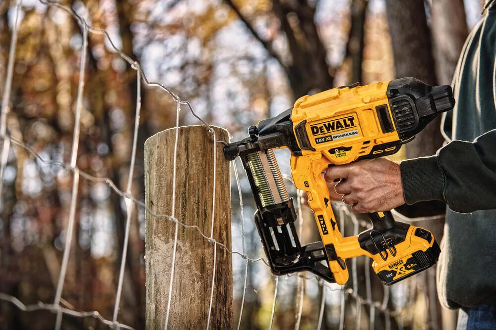 Аккумуляторный бесщеточный степлер DeWALT DCFS950P2
