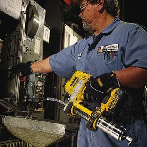 Аккумуляторный смазочный пистолет DeWALT DCGG571M1