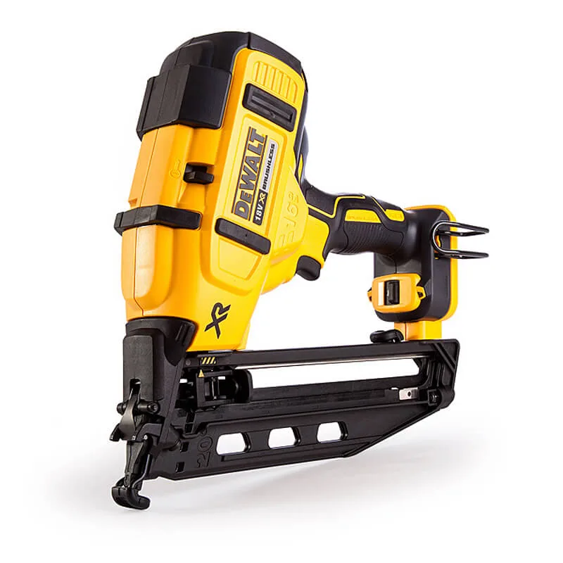 Аккумуляторный бесщеточный пистолет-гвоздезабиватель DeWALT DCN660N.