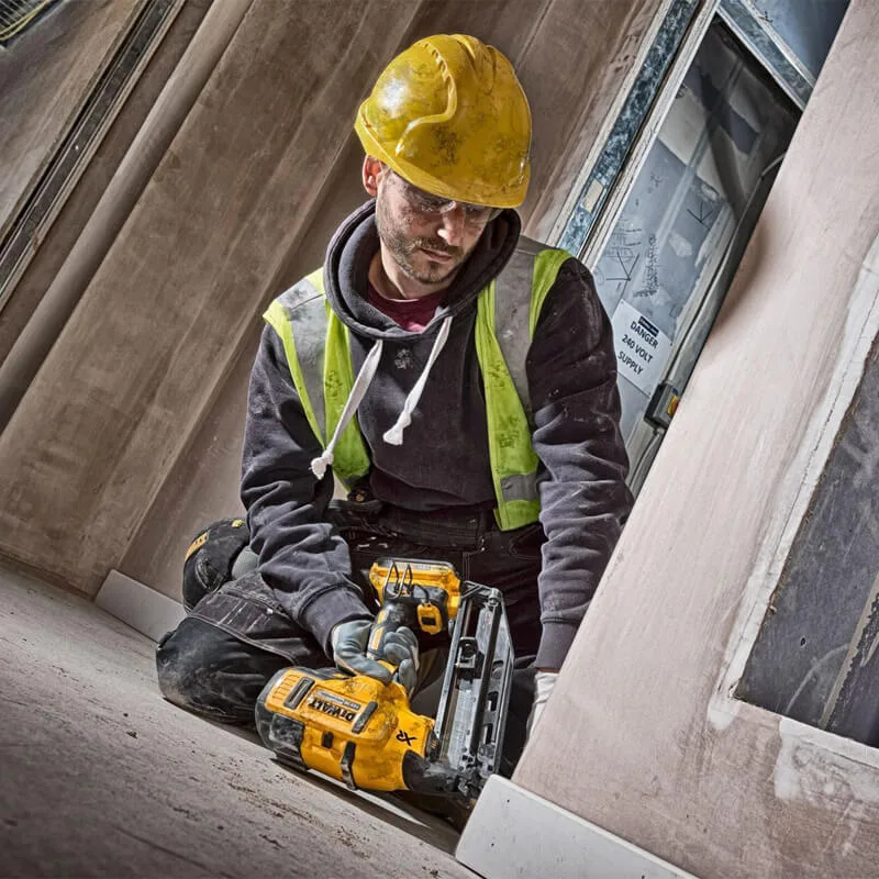 Аккумуляторный бесщеточный пистолет-гвоздезабиватель DeWALT DCN660N.
