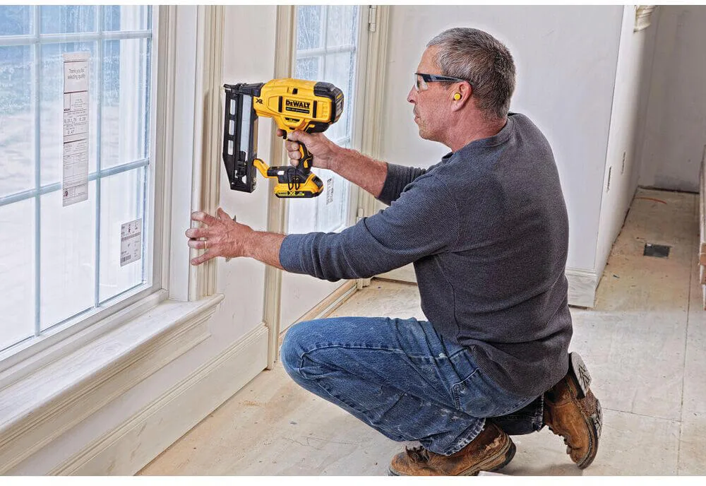 Аккумуляторный бесщеточный пистолет-гвоздезабиватель DeWALT DCN662D2