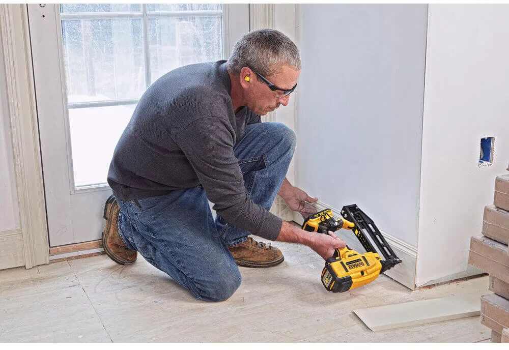 Аккумуляторный бесщеточный пистолет-гвоздезабиватель DeWALT DCN662D2