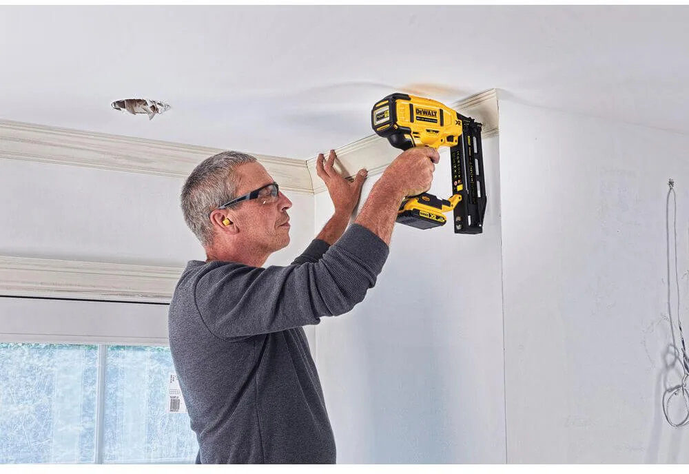 Аккумуляторный бесщеточный пистолет-гвоздезабиватель DeWALT DCN662N