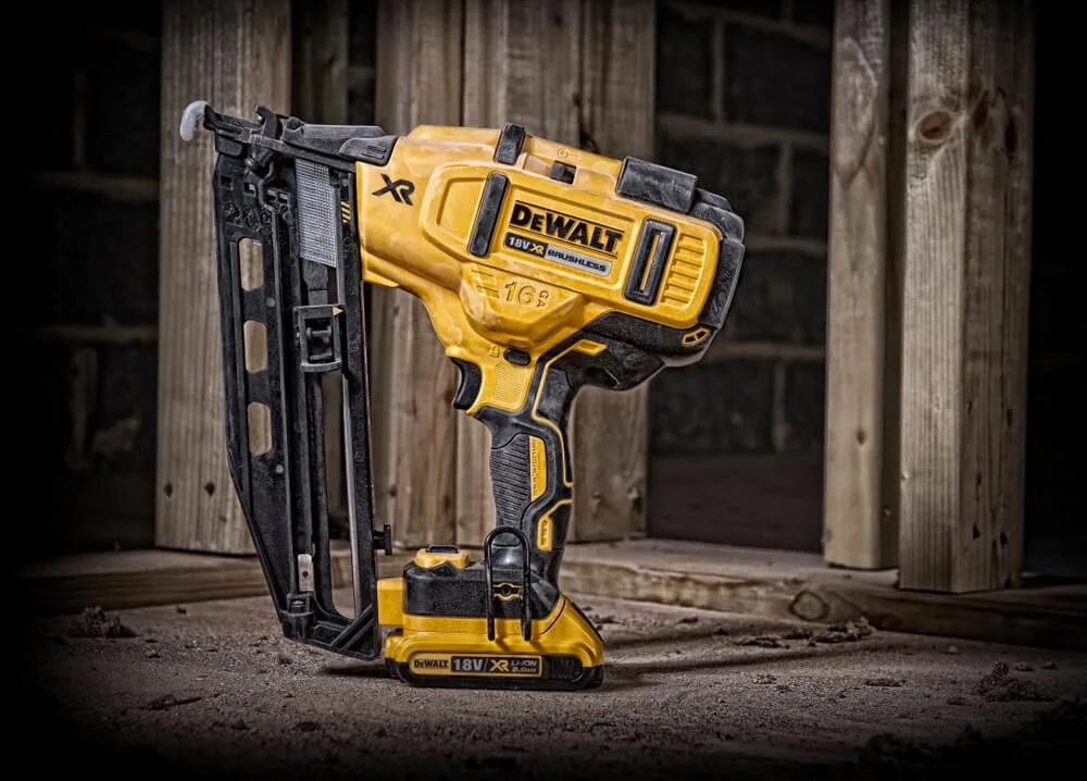 Аккумуляторный бесщеточный пистолет-гвоздезабиватель DeWALT DCN662NT