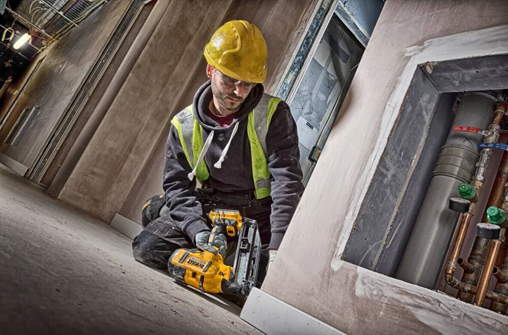 Аккумуляторный бесщеточный пистолет-гвоздезабиватель DeWALT DCN662NT