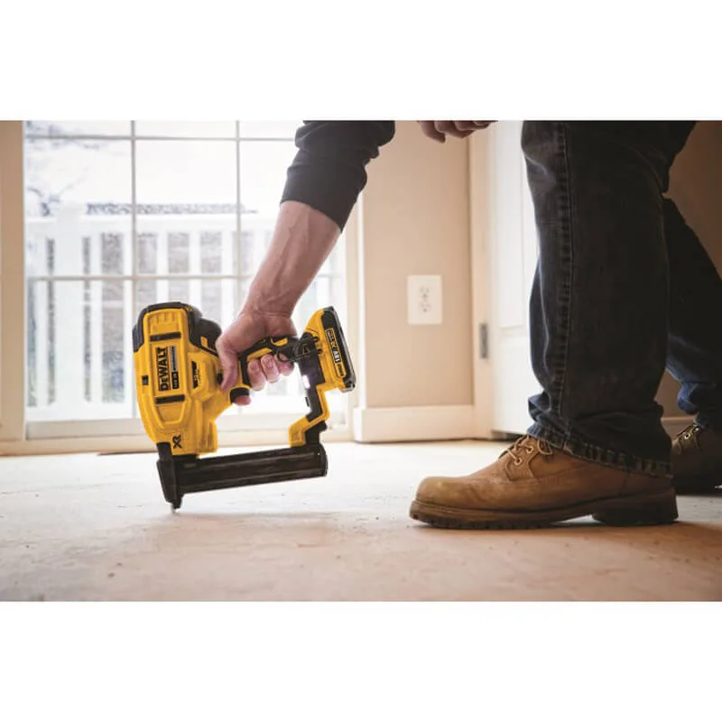 Аккумуляторный бесщеточный степлер DeWALT DCN681D2