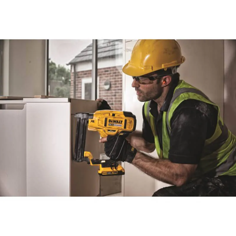 Аккумуляторный бесщеточный степлер DeWALT DCN681D2