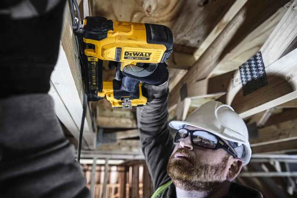 Аккумуляторный степлер DeWALT DCN701D2