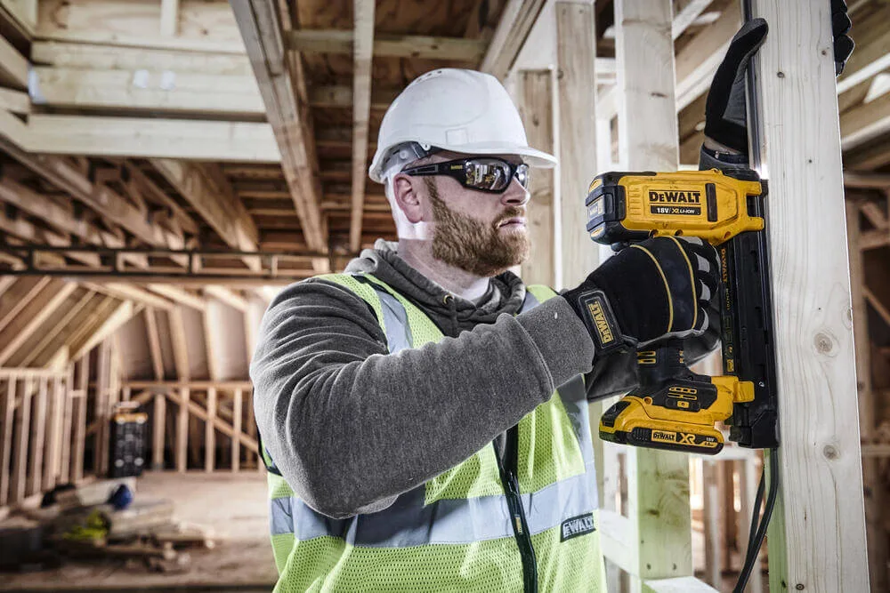 Аккумуляторный степлер DeWALT DCN701D2