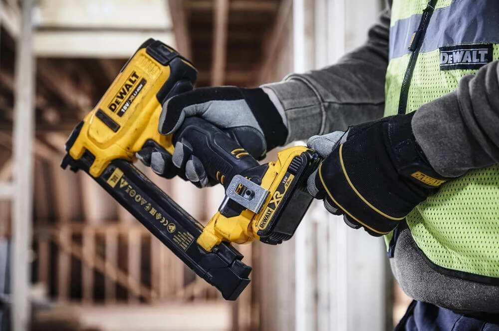 Аккумуляторный степлер DeWALT DCN701D2