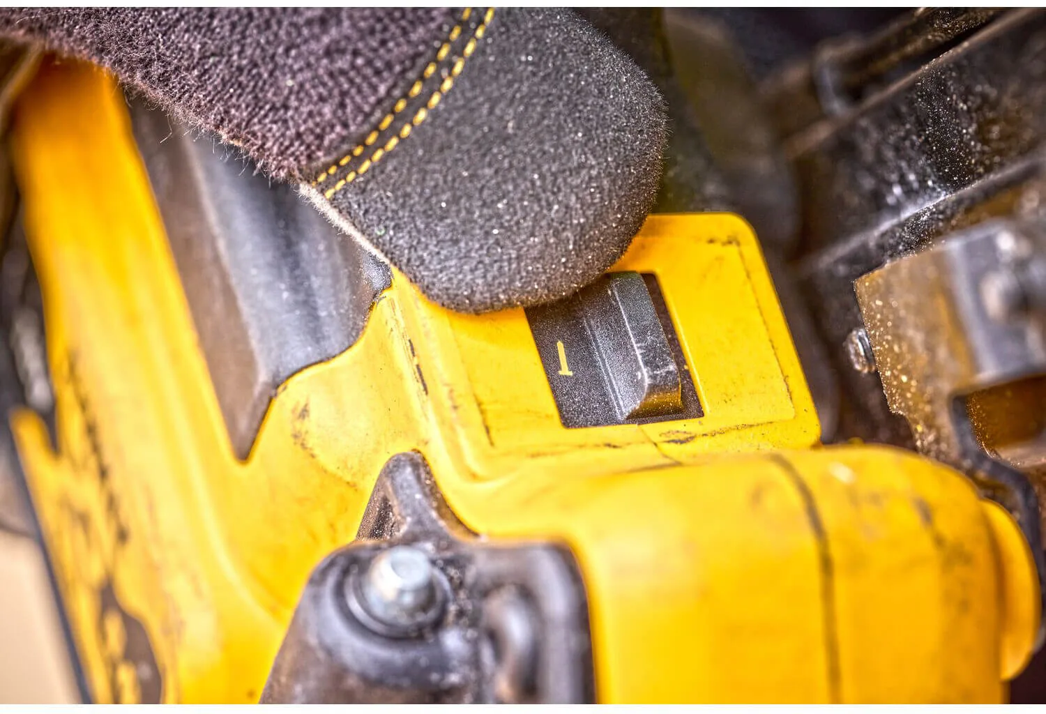 Аккумуляторный бесщеточный пистолет-гвоздезабиватель DeWALT DCN930N