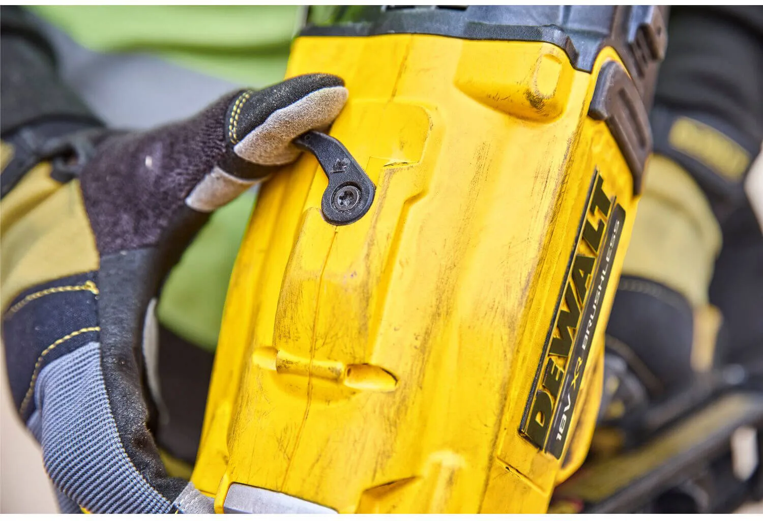 Аккумуляторный бесщеточный пистолет-гвоздезабиватель DeWALT DCN930N