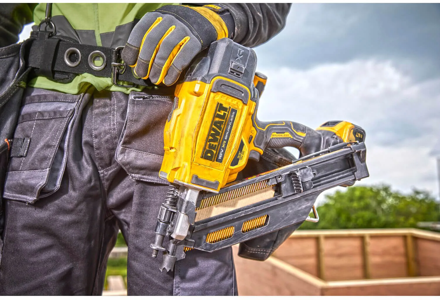 Аккумуляторный бесщеточный пистолет-гвоздезабиватель DeWALT DCN930N