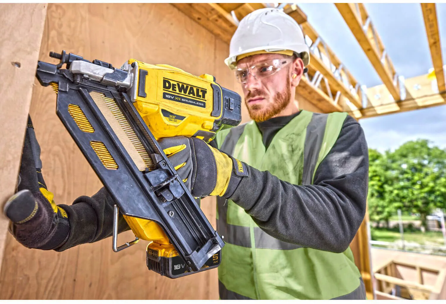 Аккумуляторный бесщеточный пистолет-гвоздезабиватель DeWALT DCN930N