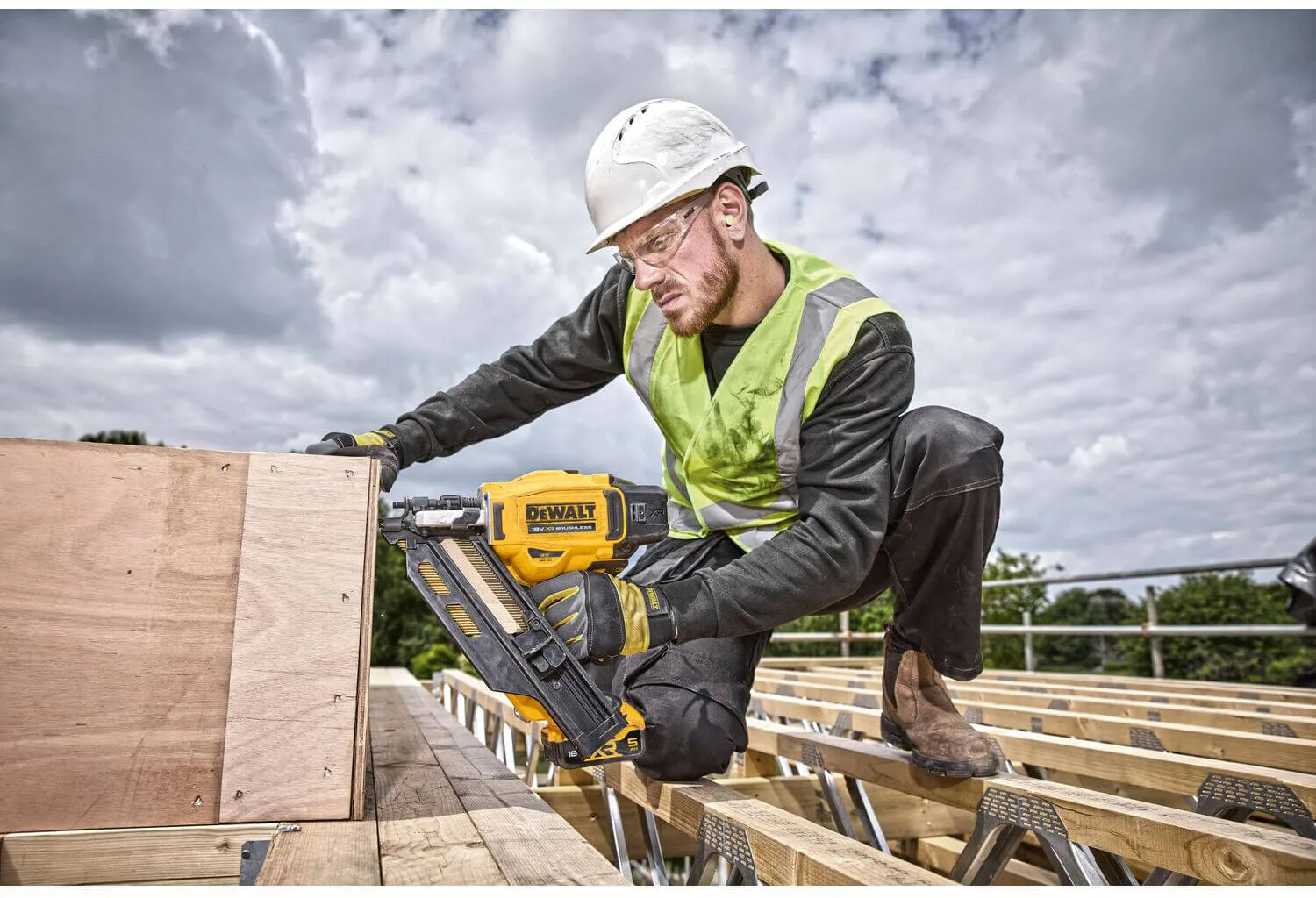Аккумуляторный бесщеточный пистолет-гвоздезабиватель DeWALT DCN930N