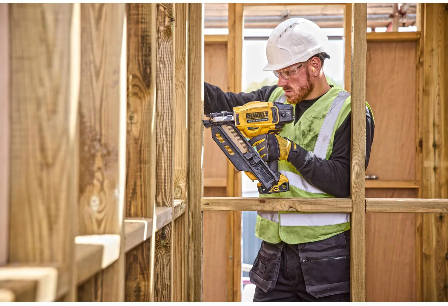 Аккумуляторный бесщеточный пистолет-гвоздезабиватель DeWALT DCN930N
