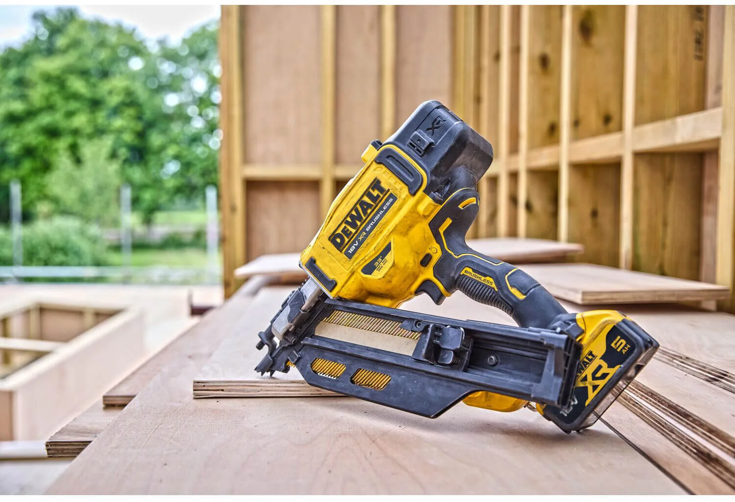 Аккумуляторный бесщеточный пистолет-гвоздезабиватель DeWALT DCN930N