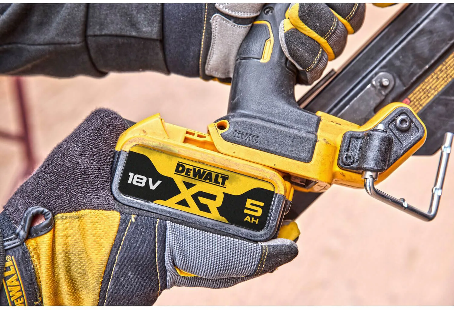 Аккумуляторный бесщеточный пистолет-гвоздезабиватель DeWALT DCN930N