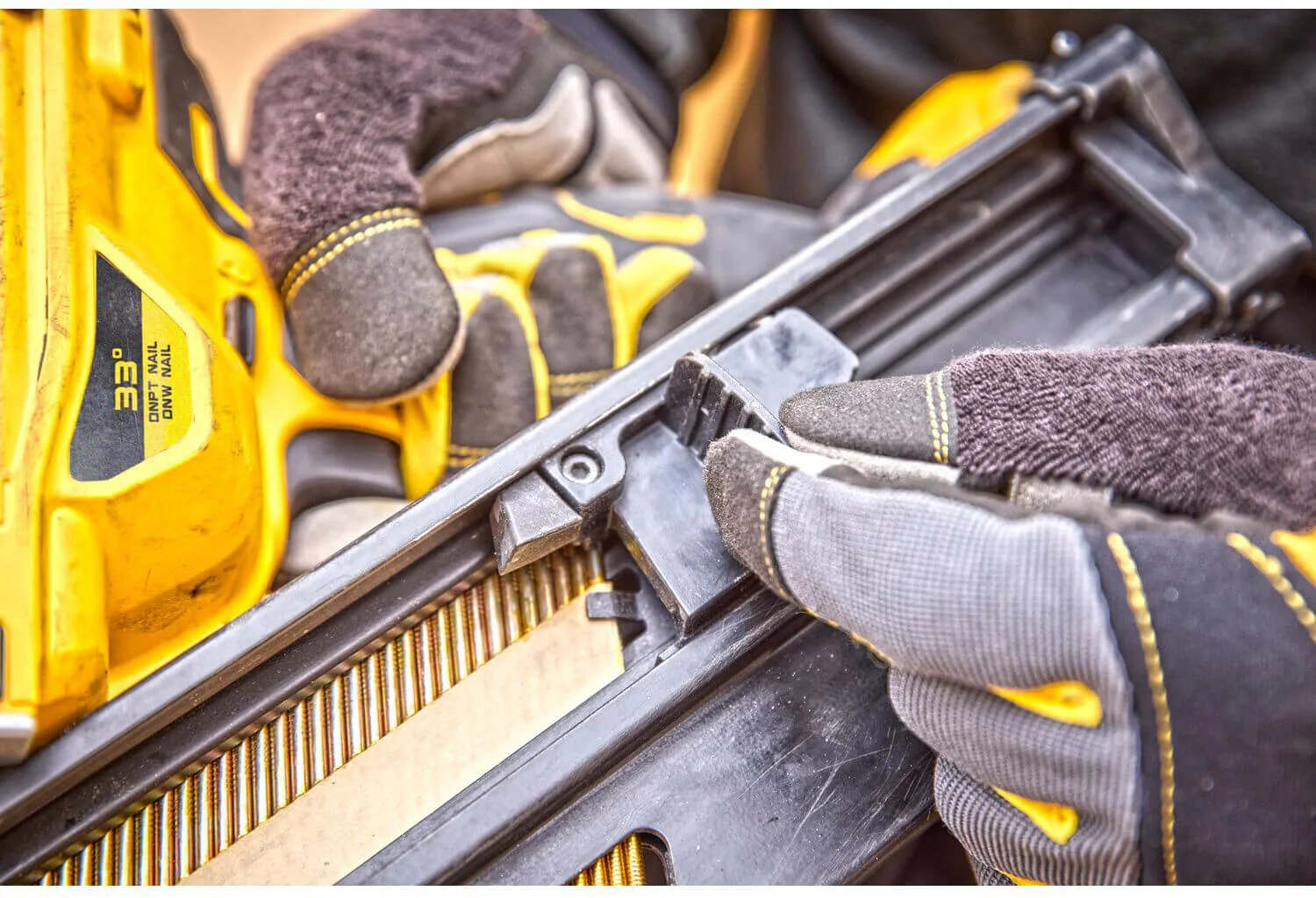 Аккумуляторный бесщеточный пистолет-гвоздезабиватель DeWALT DCN930N