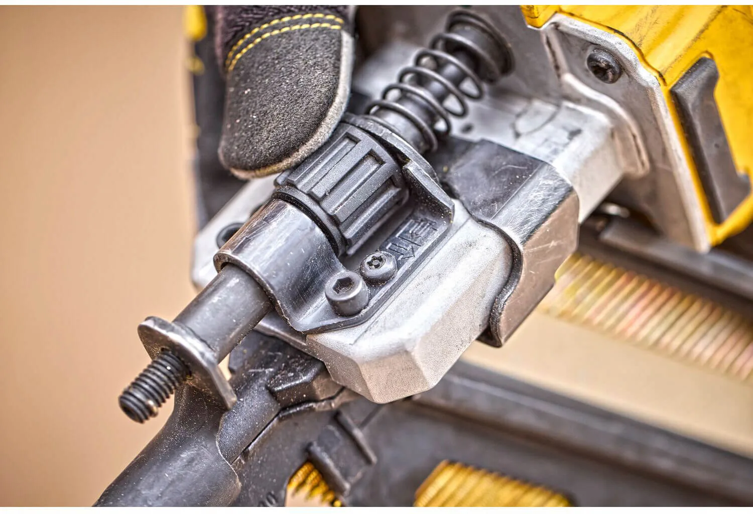 Аккумуляторный бесщеточный пистолет-гвоздезабиватель DeWALT DCN930N