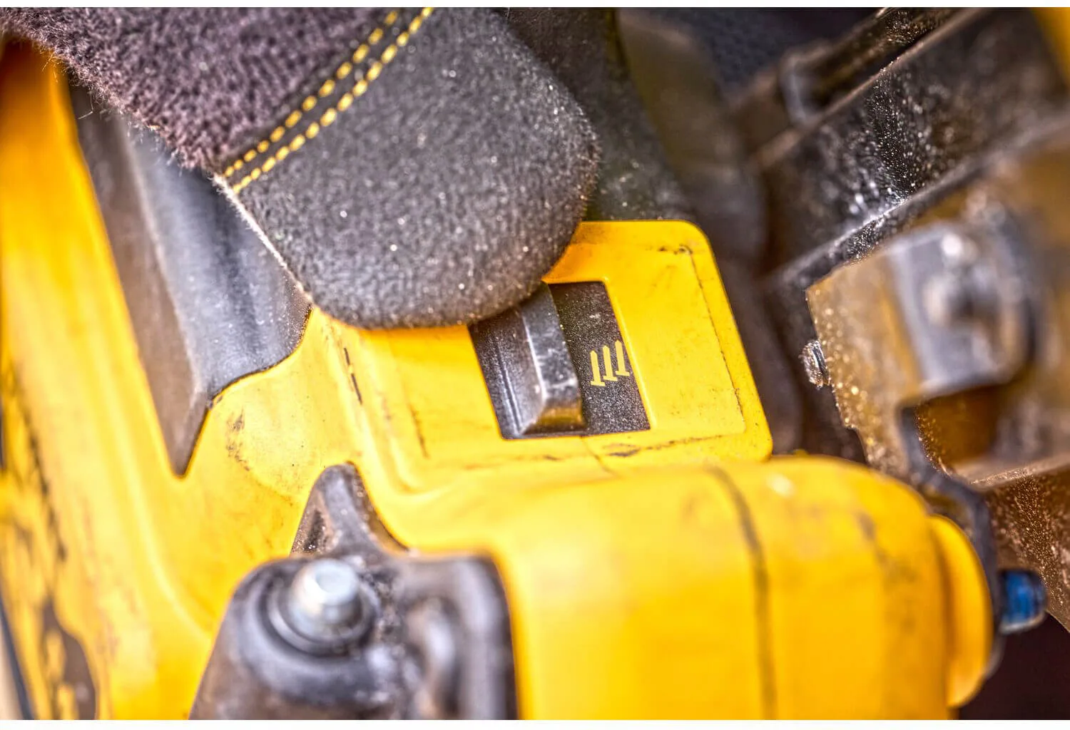 Аккумуляторный бесщеточный пистолет-гвоздезабиватель DeWALT DCN930N