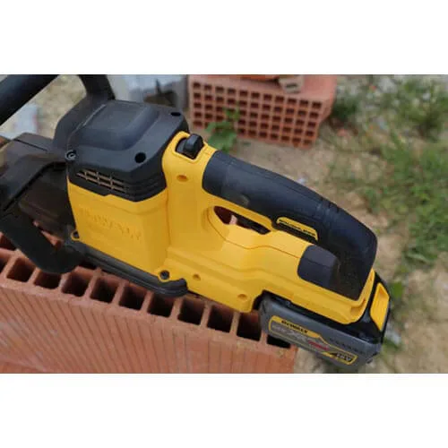Аккумуляторная пила DeWalt DCS398T2