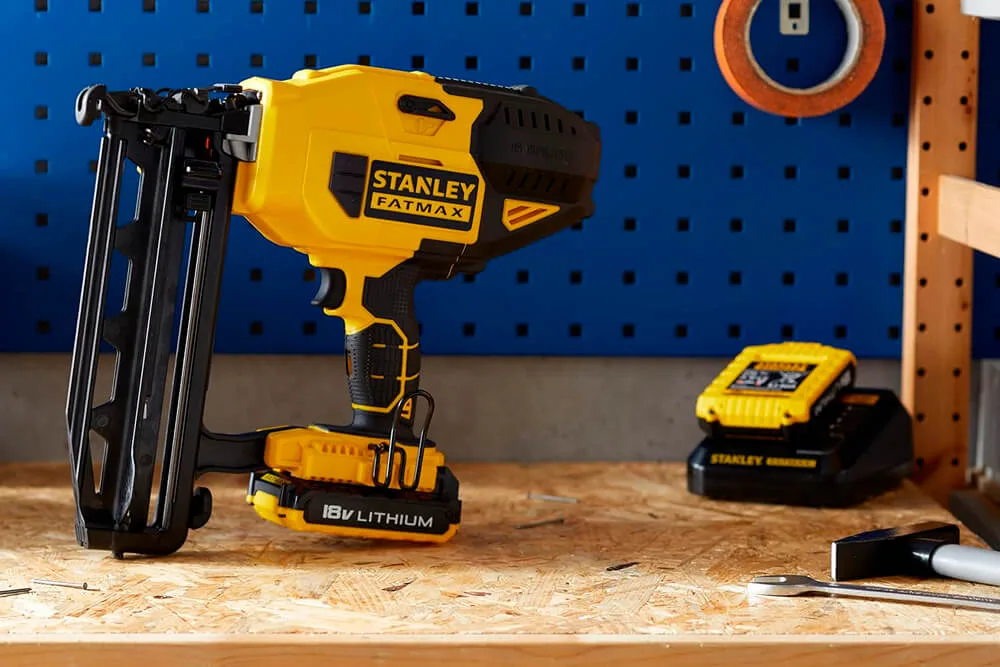 Аккумуляторный гвоздезабивной пистолет STANLEY FATMAX FMC792D2