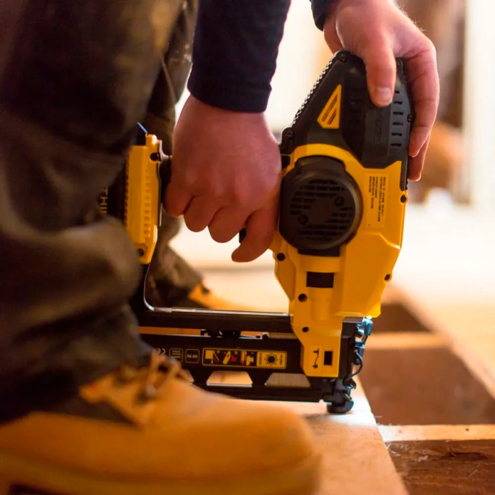 Аккумуляторный гвоздезабивной пистолет STANLEY FATMAX FMC792D2