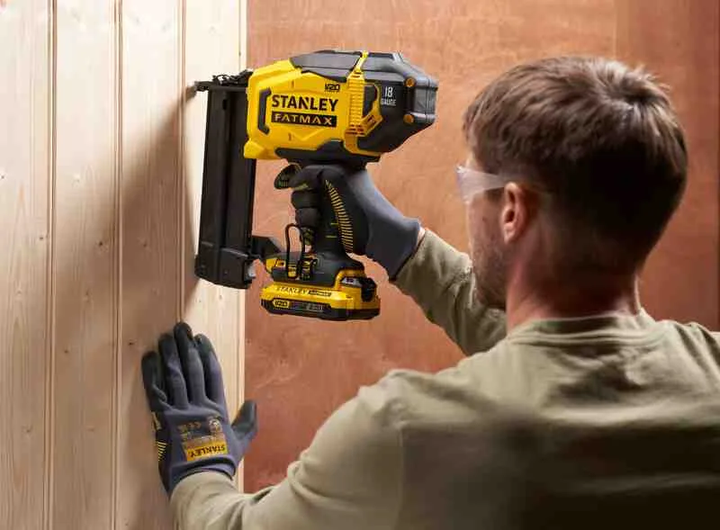 Пістолет цвяхозабивний акумуляторний STANLEY FATMAX SFMCN618B