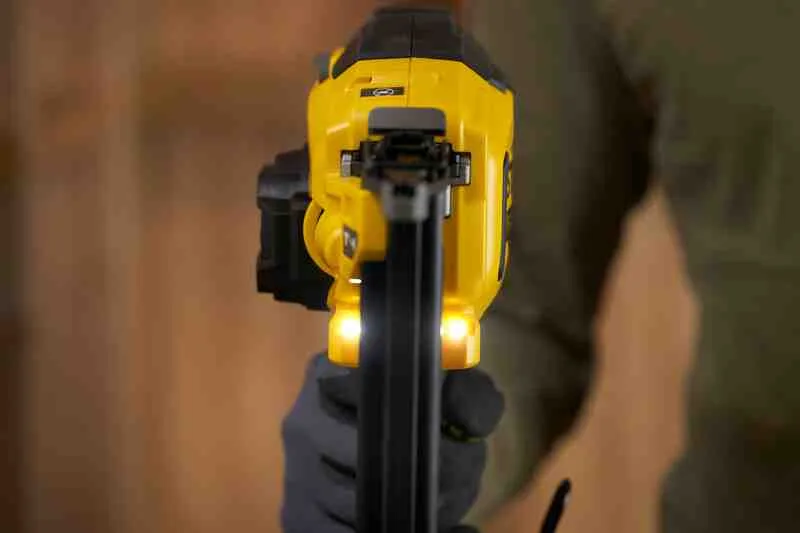 Пістолет цвяхозабивний акумуляторний STANLEY FATMAX SFMCN618B