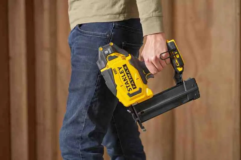 Пістолет цвяхозабивний акумуляторний STANLEY FATMAX SFMCN618B