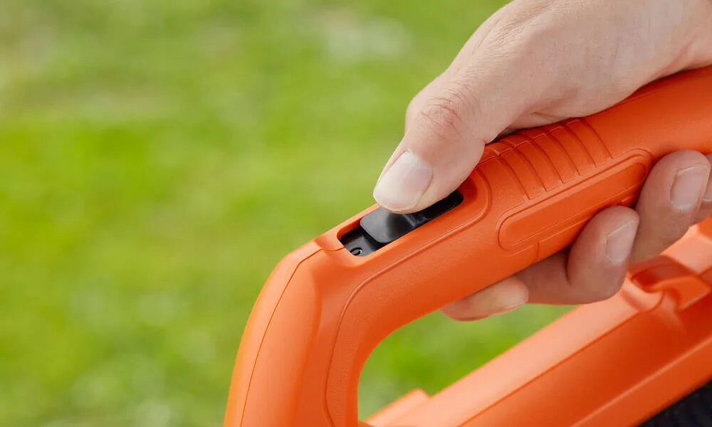 Аккумуляторная воздуходувка BLACK+DECKER BCBL200L