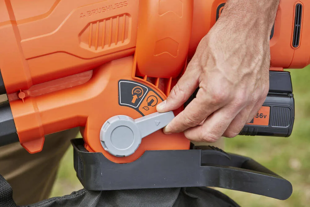 Аккумуляторный бесщеточный садовый пылесос BLACK+DECKER BCBLV3625L1.
