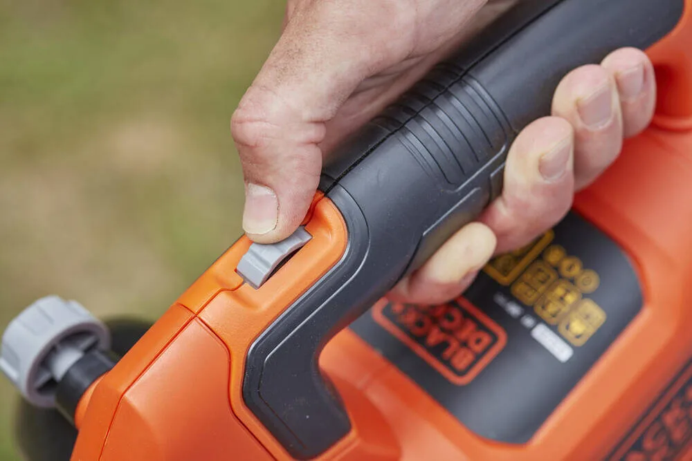 Аккумуляторный бесщеточный садовый пылесос BLACK+DECKER BCBLV3625L1.