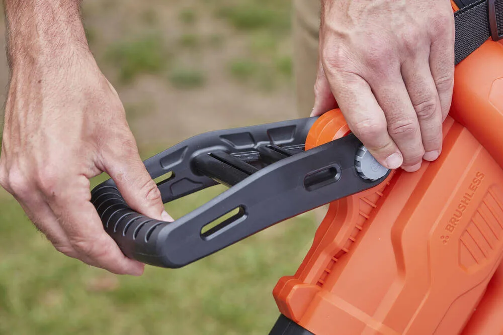 Аккумуляторный бесщеточный садовый пылесос BLACK+DECKER BCBLV3625L1.