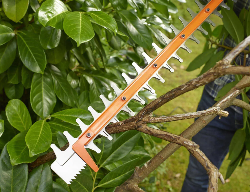 Бензиновый кусторез Black&Decker BEHTS301