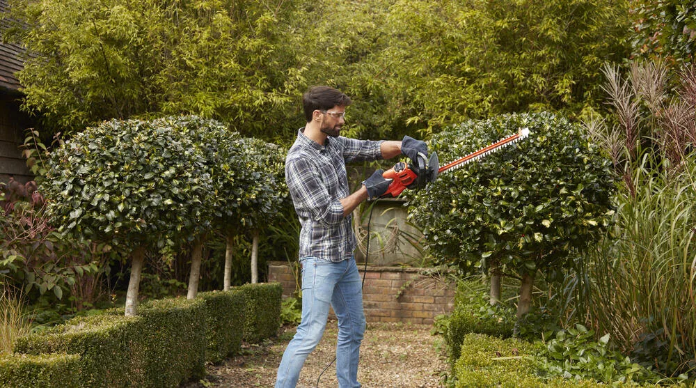 Бензиновый кусторез Black&Decker BEHTS301