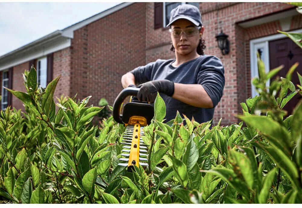 Аккумуляторный бесщеточный кусторез DeWALT DCMHT573X1