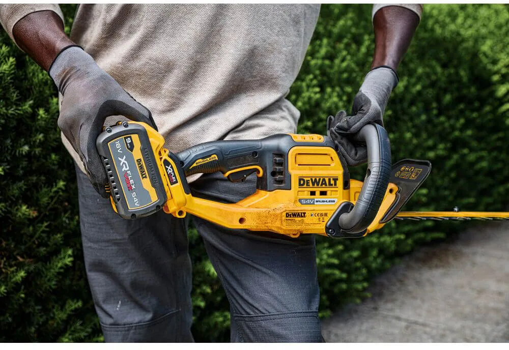 Аккумуляторный бесщеточный кусторез DeWALT DCMHT573X1