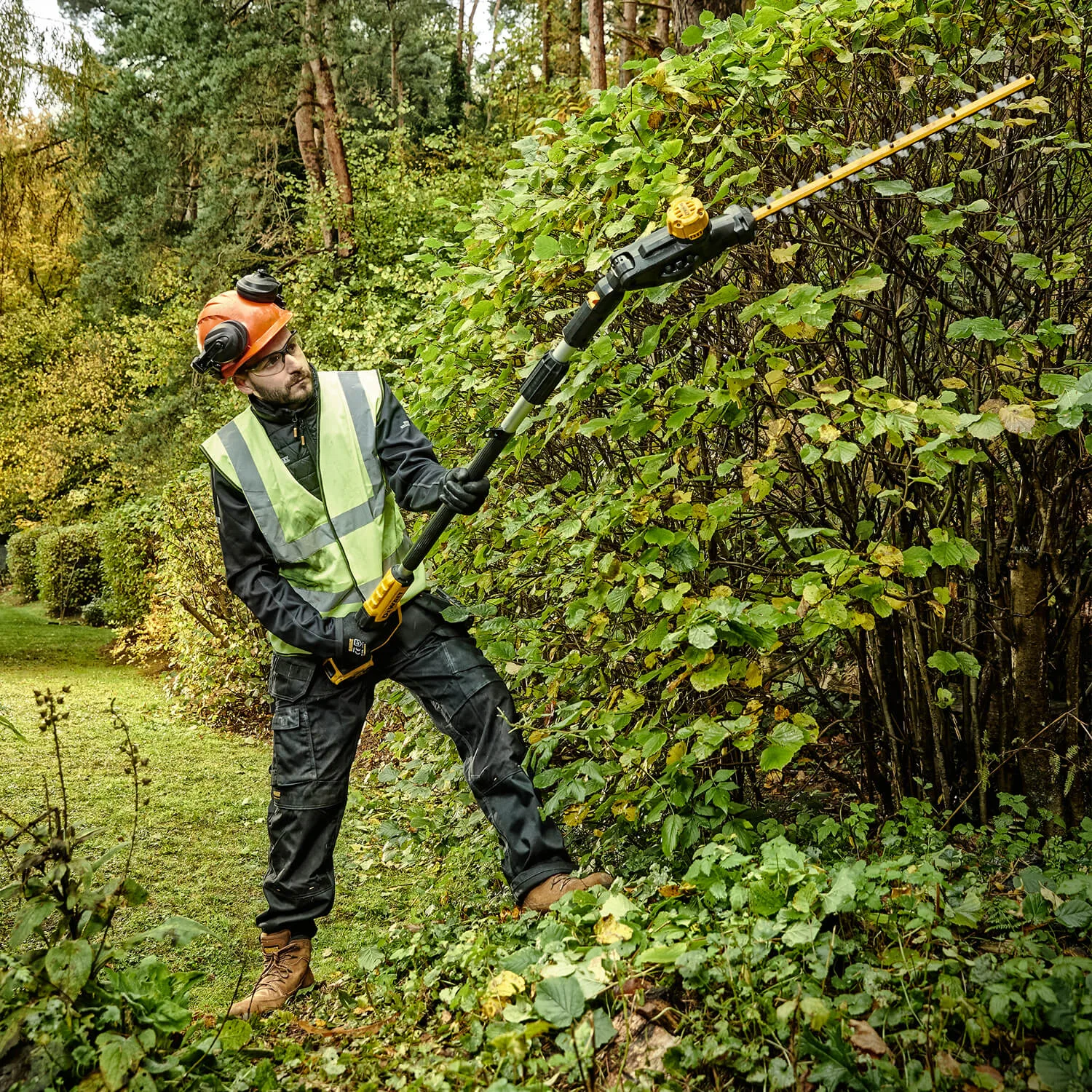 Аккумуляторный бесщеточный кусторез с телескопической штангой DeWALT DCMPH566N