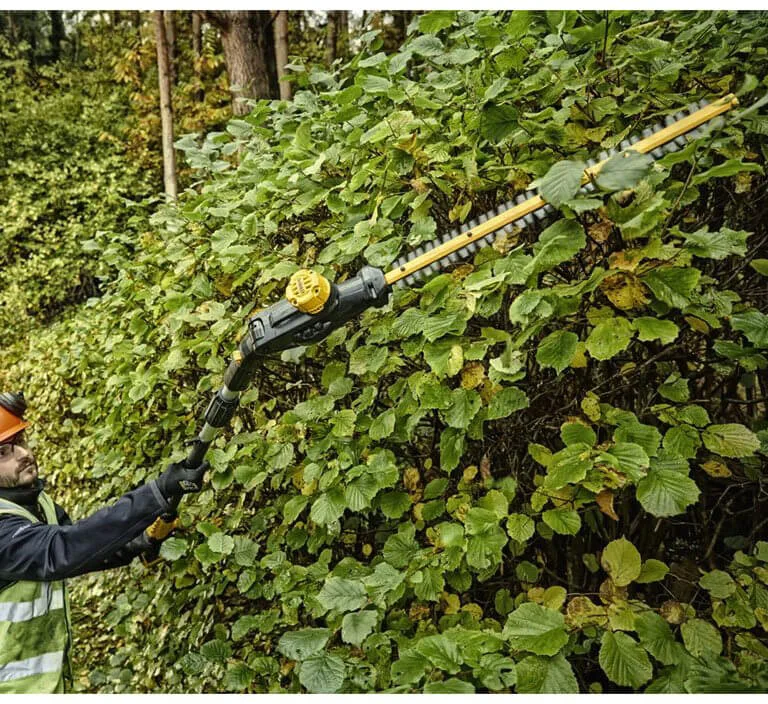 Аккумуляторный бесщеточный кусторез с телескопической штангой DeWALT DCMPH566P1