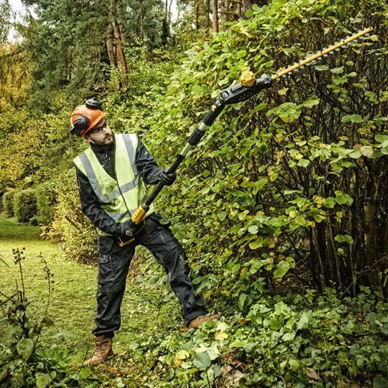 Аккумуляторный бесщеточный кусторез с телескопической штангой DeWALT DCMPH566P1