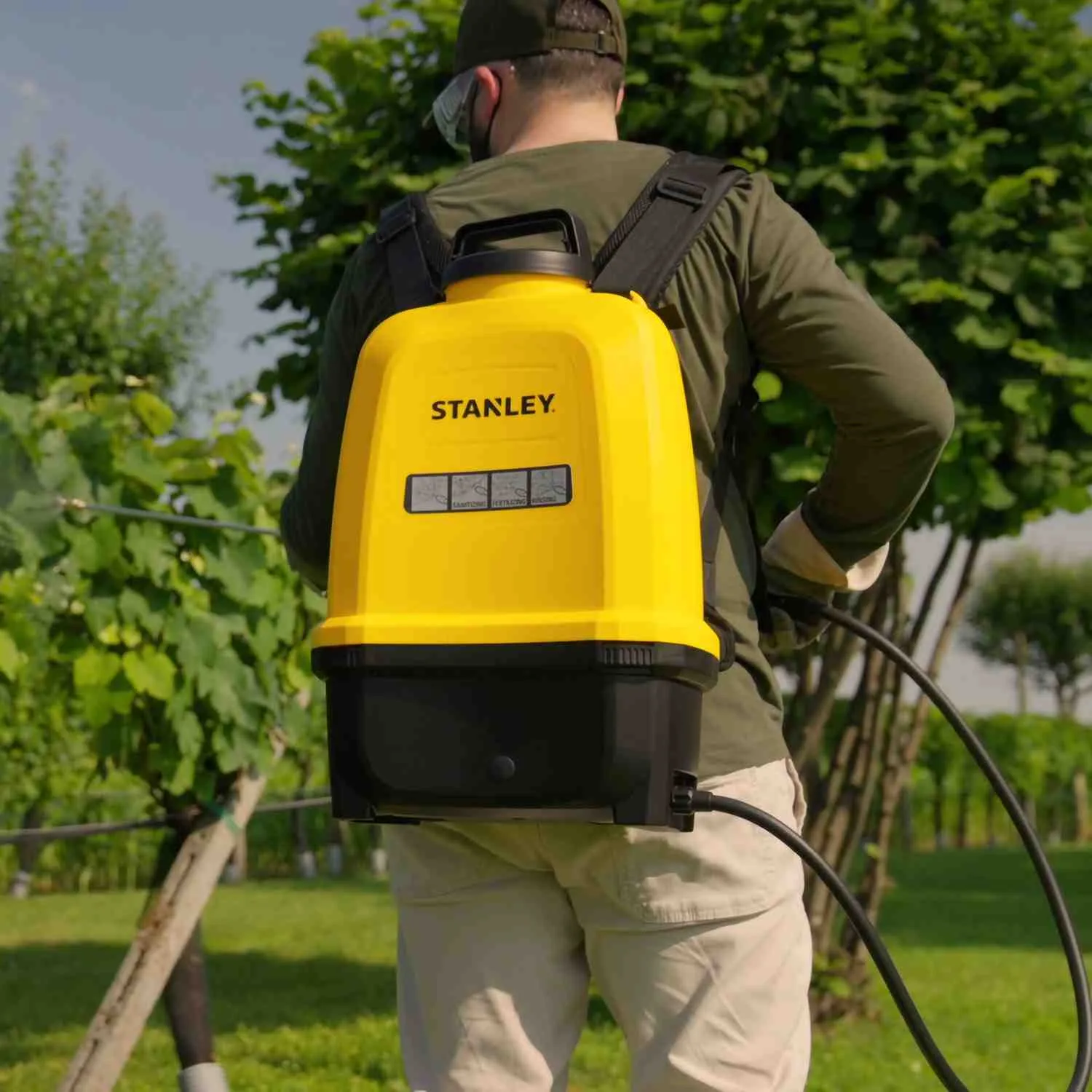 Аккумуляторный ранцевый опрыскиватель STANLEY SXSPBS16E