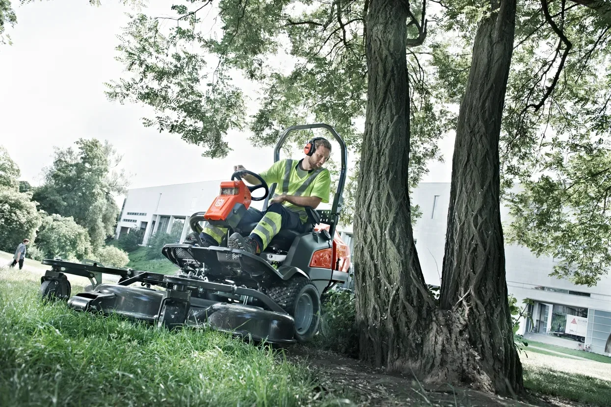 Райдер Husqvarna P 525dx + кабина