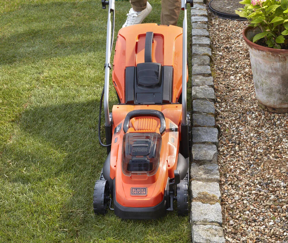 Газонокосарка акумуляторна Black&Decker BCMW3318L2