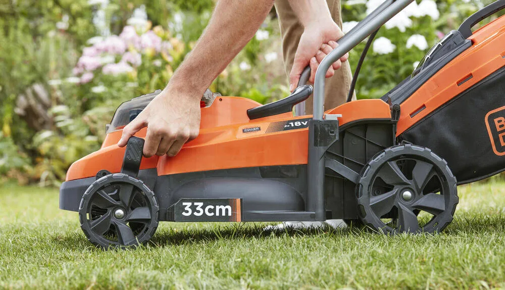 Газонокосарка акумуляторна Black&Decker BCMW3318L2